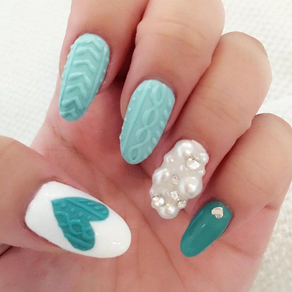 Cocooning, strass et coeur pour un nail art girly | So Busy Girls