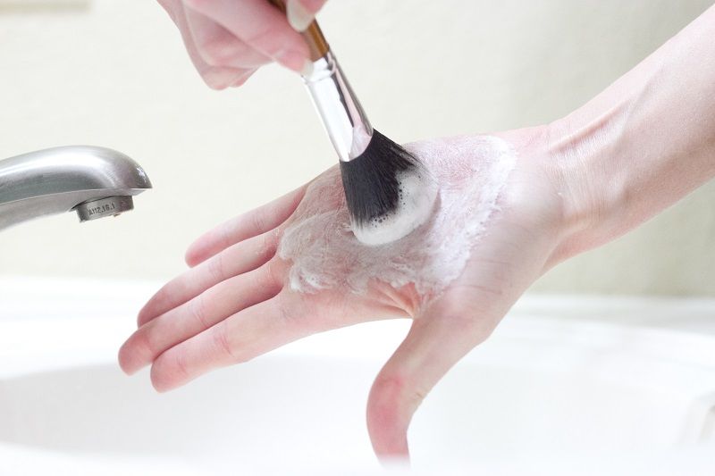 5) NETTOYEZ VOS PINCEAUX À MAQUILLAGE | So Busy Girls