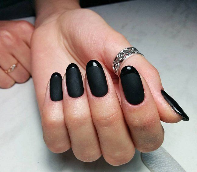 Une french manucure all in black à la fois mate et brillante | So Busy Girls