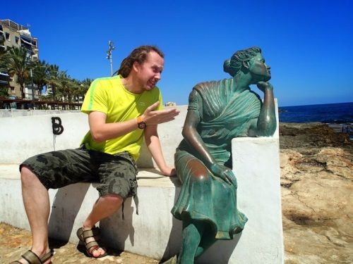 25 personnes qui savent faire des photos amusantes quand elles voient une statue | So Busy Girls