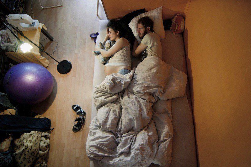 Des couples de futurs parents pris en photo pendant qu'ils dorment : le résultat est trop mignon ! | So Busy Girls