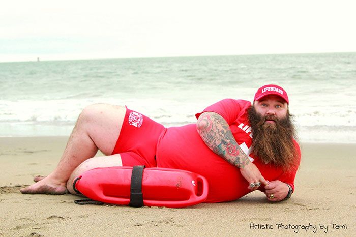 Cet homme rond et velu fait une séance photo sexy et le résultat décalé est excellent | So Busy Girls