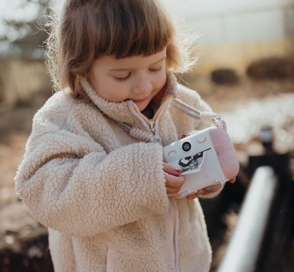 Pourquoi vos enfants vont ADORER l'appareil photo Kidyprint de Kidywolf : des photos instantanées et sans encre, à imprimer facilement | So Busy Girls