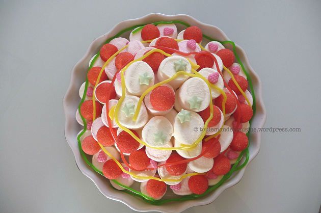 LE GÂTEAU DE BONBONS ET LES BROCHETTES | So Busy Girls
