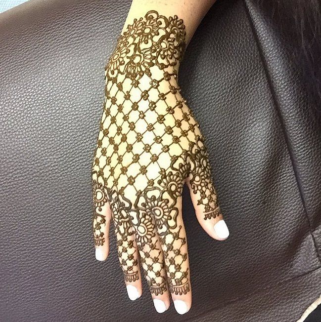 Un tatouage au henné motif bas résille sur la main | So Busy Girls