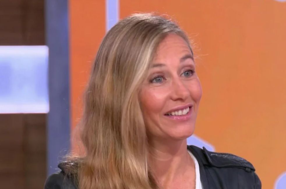 Cécile de France dérape avec une énorme faute de français en direct, son lapsus fait sourire | So Busy Girls
