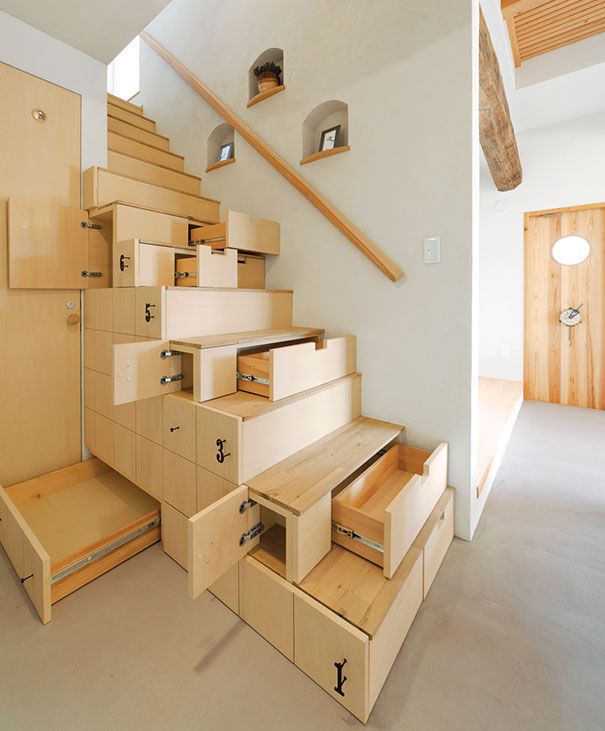 L’escalier avec de nombreux rangements | So Busy Girls
