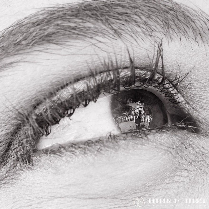 Il prend des photos de mariage sublimes dans le reflet des alliances | So Busy Girls