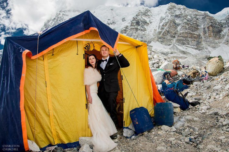 Ce couple se marie sur le Mont Everest après un trek de 3 semaines, et leurs photos sont incroyables ! | So Busy Girls