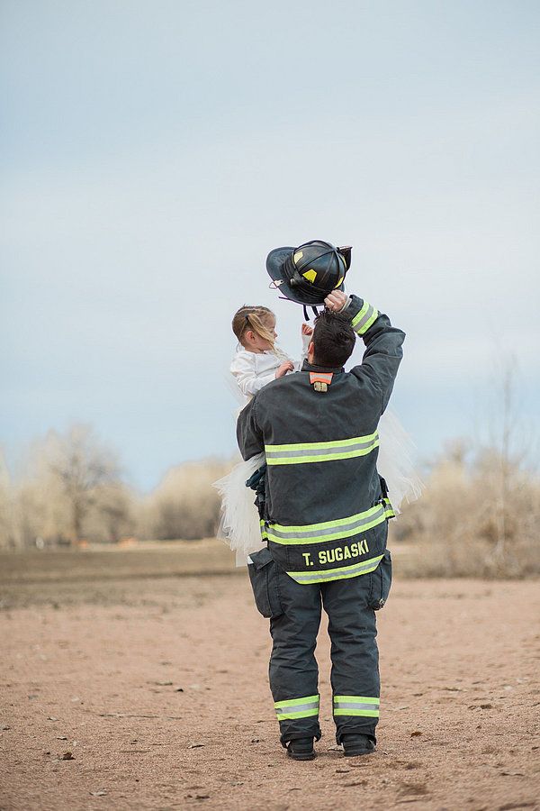 Ce shooting photo d'un papa pompier et de sa petite fille de 3 ans est adorable | So Busy Girls