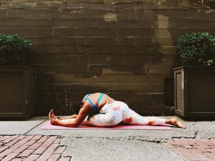 Cette prof de yoga montre que notre poids n'est vraiment qu'un nombre | So Busy Girls