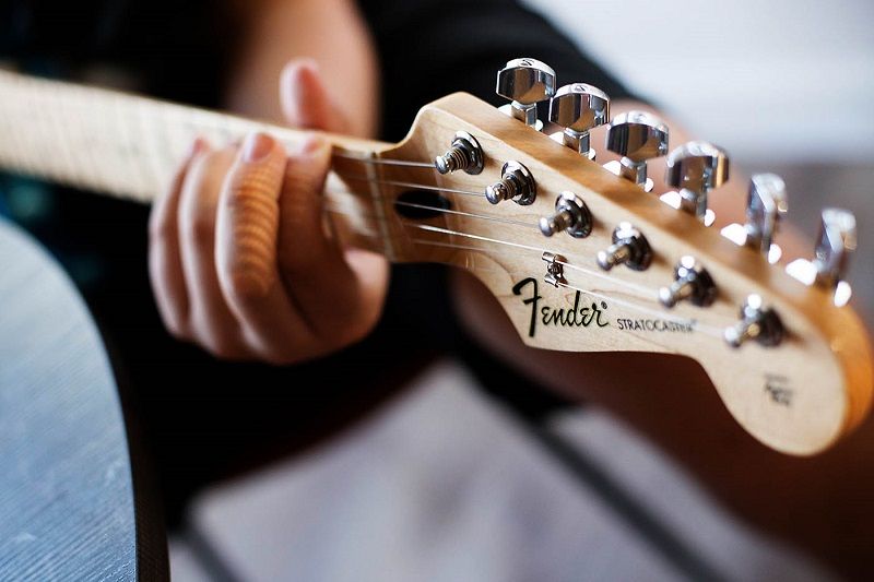 La marque Fender offre des cours en ligne gratuits de guitare, de basse et de ukulélé | So Busy Girls