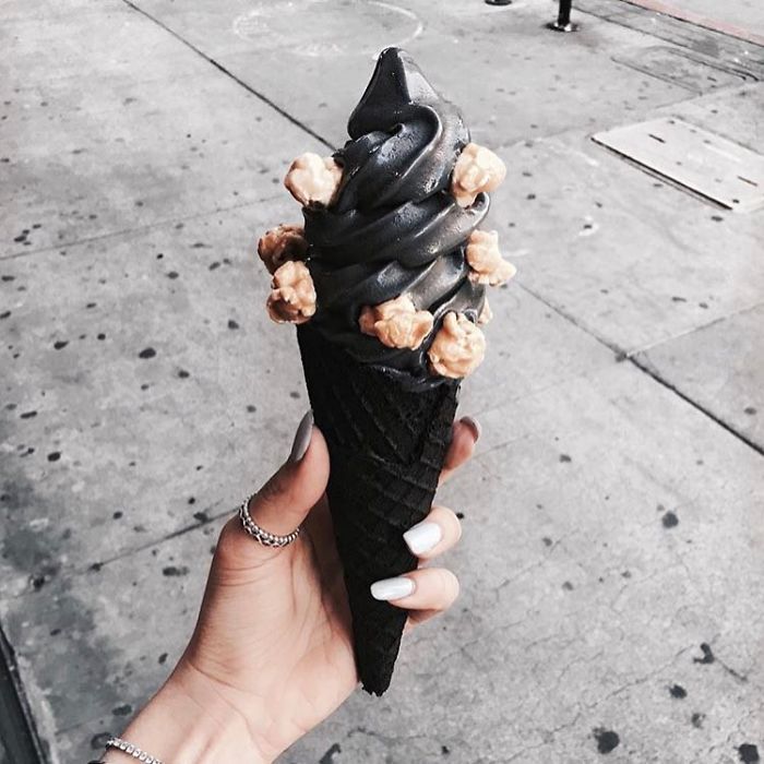 Les glaces noires débarquent, elles sont aussi originales que délicieuses ! | So Busy Girls