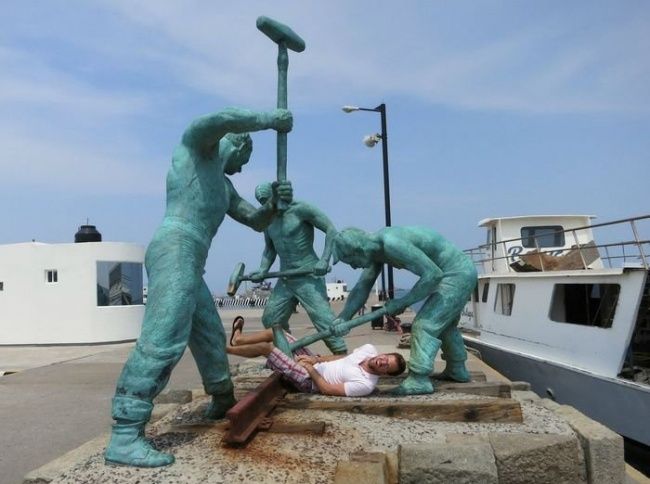 25 personnes qui savent faire des photos amusantes quand elles voient une statue | So Busy Girls