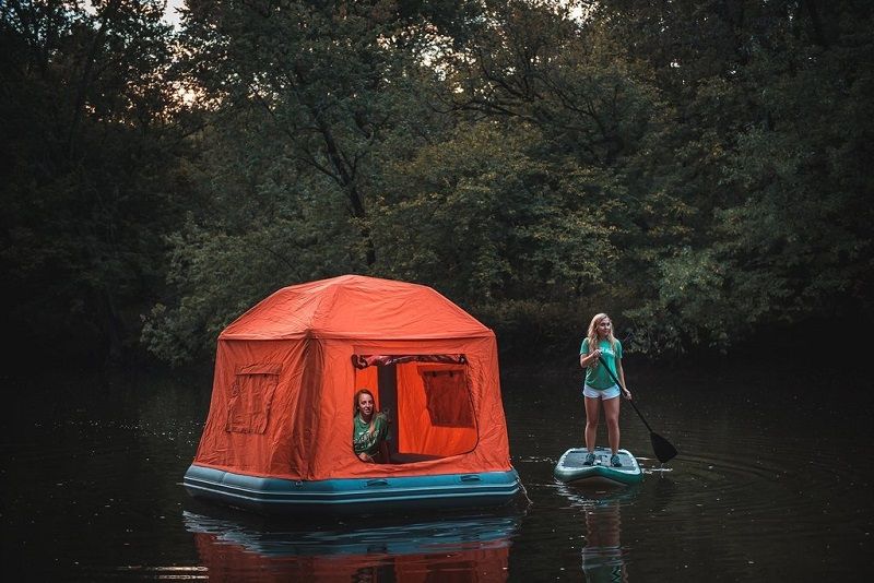 Non, vous ne rêvez pas : vous pouvez dormir sur l'eau grâce à cette tente flottante ! | So Busy Girls
