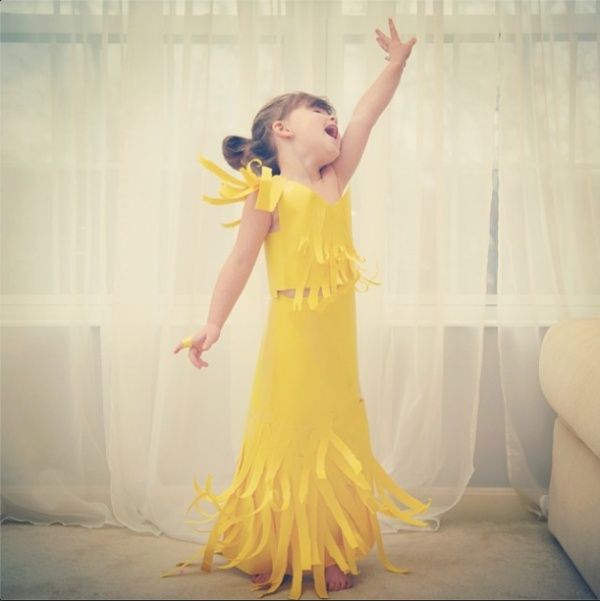Cette maman créative recrée les robes de star pour sa petite fille avec les moyens du bord, et le résultat est juste WAOUH ! | So Busy Girls