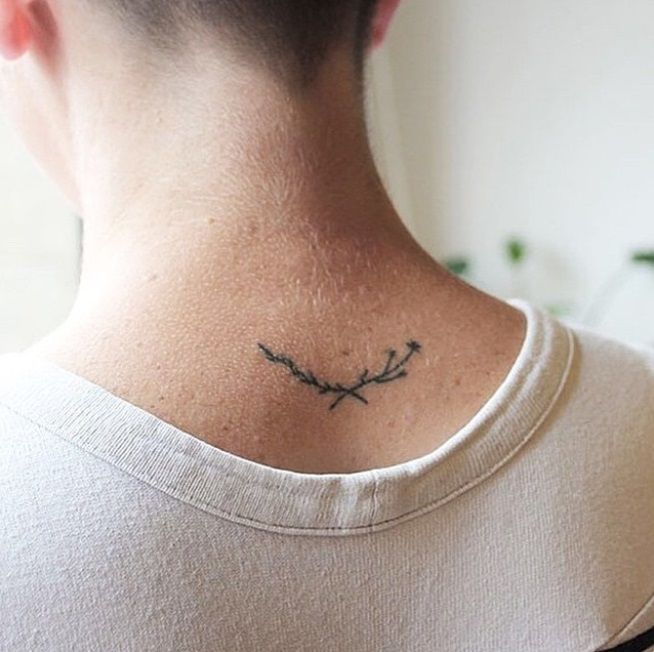17 tatouages sur la nuque qui vont vous inspirer | So Busy Girls