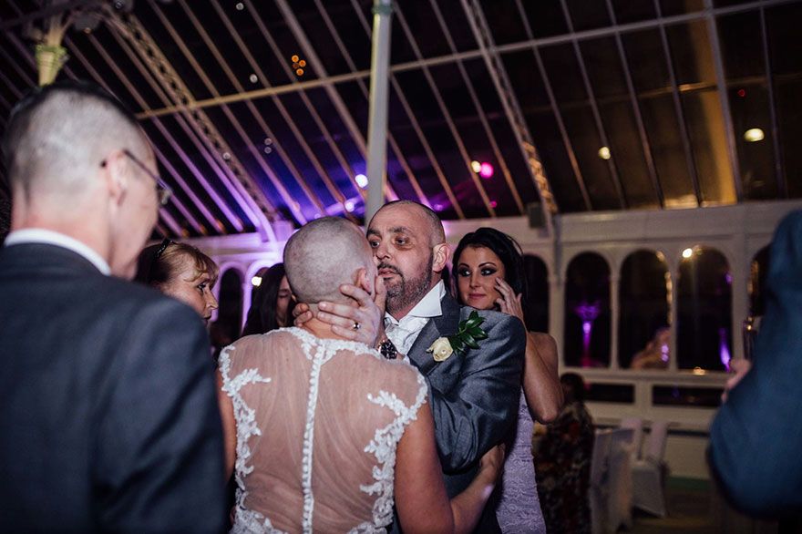 La mariée décide de se raser la tête pour montrer son soutien à son mari en stade terminal | So Busy Girls