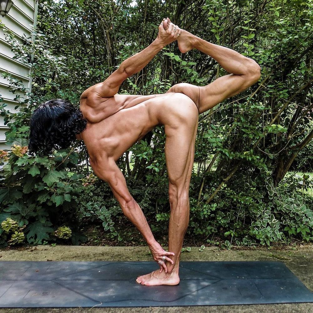 14 photos d'hommes nus en train de faire du yoga (c'est cadeau !) | So Busy Girls