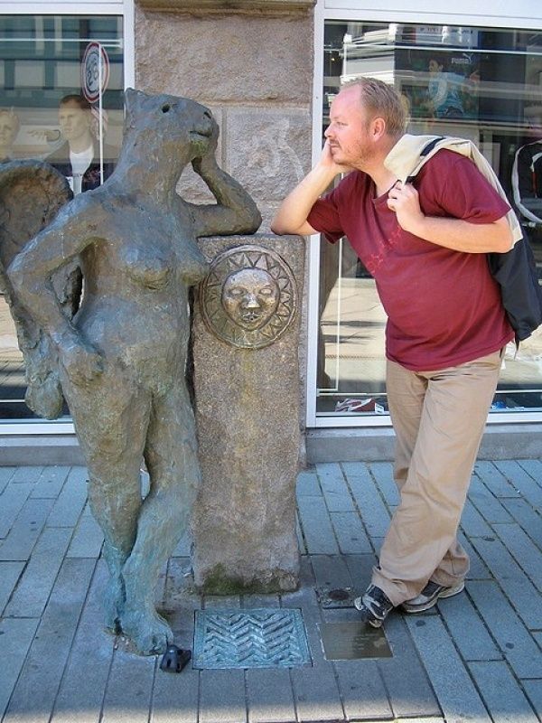 25 personnes qui savent faire des photos amusantes quand elles voient une statue | So Busy Girls