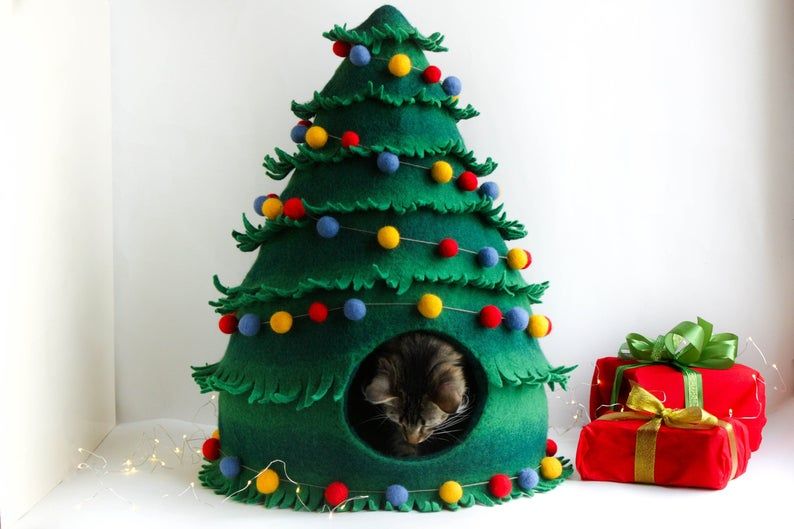 Ce sapin de Noël adorable est aussi une cabane confortable pour votre chat | So Busy Girls
