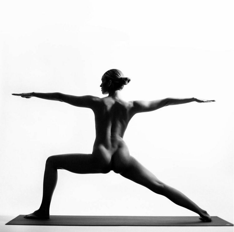 Cette jeune femme poste sur Instagram des postures de yoga qu'elle réalise nue | So Busy Girls