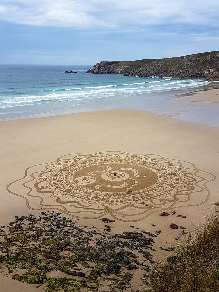 Cette créatrice réalise d'immenses mandalas magnifiques sur le sable des plages bretonnes | So Busy Girls