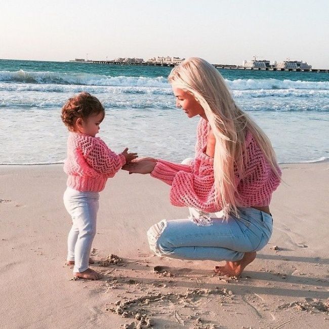 Ces mamans et leur petite fille se ressemblent vraiment comme 2 gouttes d'eau ! Et c'est tellement craquant... | So Busy Girls