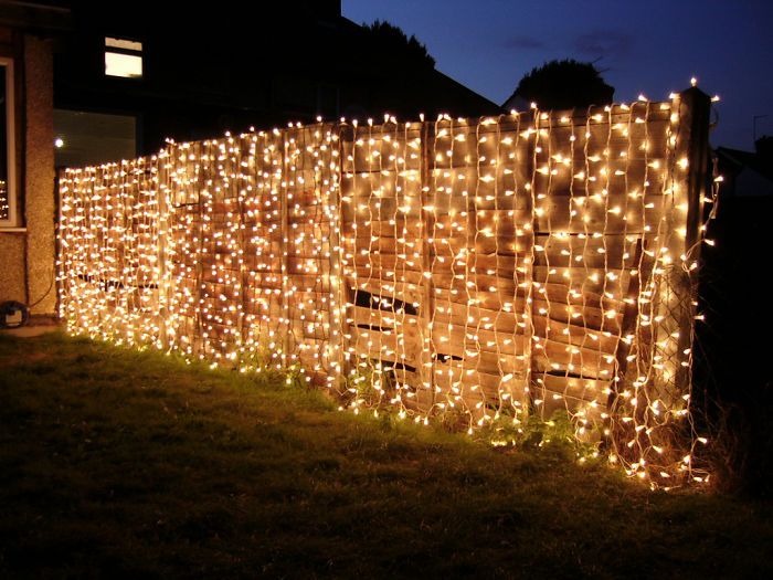 Des guirlandes lumineuses posées tout le long de la barrière | So Busy Girls