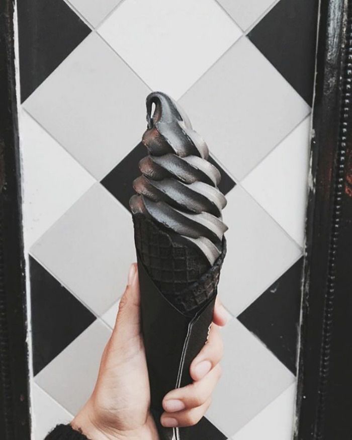 Les glaces noires débarquent, elles sont aussi originales que délicieuses ! | So Busy Girls