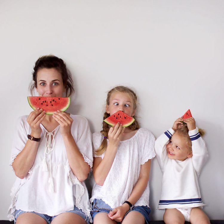 Ces photos d'une maman et de ses 2 filles en tenues assorties sont adorables | So Busy Girls