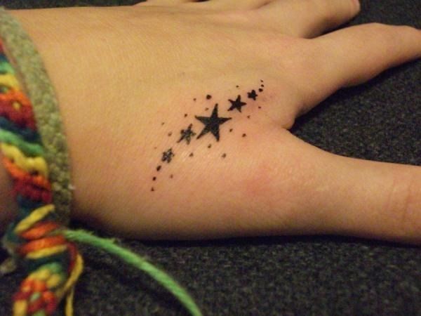 16 idées de tatouages sublimes à se faire sur les mains | So Busy Girls
