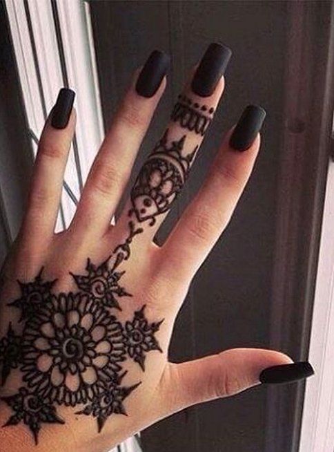 Quand le vernis est mis en valeur par un tatouage | So Busy Girls