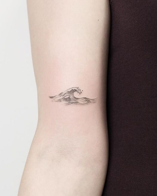 18 idées de tatouages vague pour tous ceux qui adorent la mer | So Busy Girls