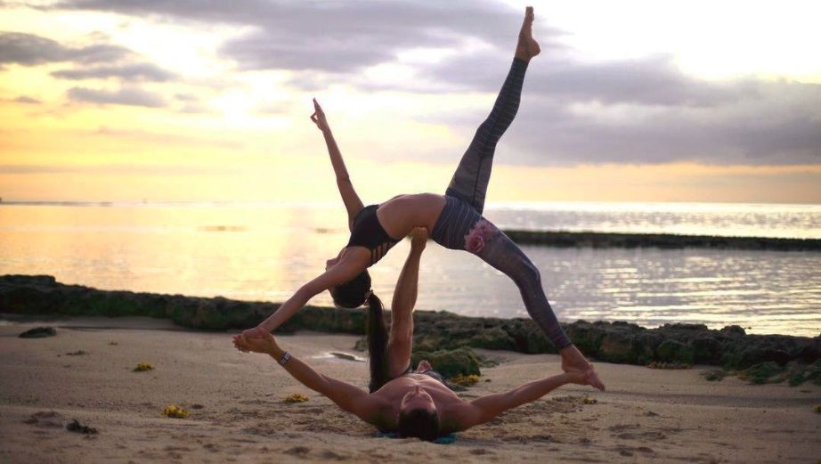 Ce couple associe sa passion pour le yoga à son amour des voyages et le résultat fait très envie ! | So Busy Girls