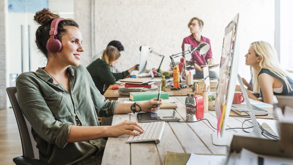 Pourquoi chanter avec vos collègues est une bonne idée pour mieux travailler | So Busy Girls