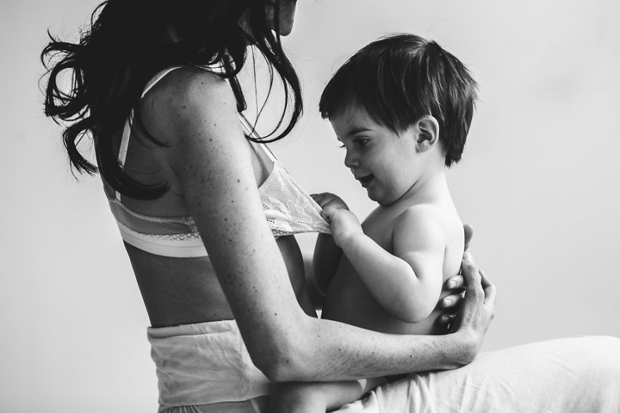 Elle photographie des mamans en train de donner le sein pour montrer que l'allaitement ne devrait pas être tabou | So Busy Girls