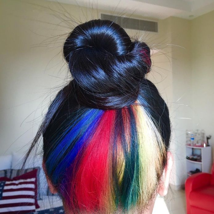 Découvrez la coloration arc-en-ciel cachée pour celles qui ne sont pas prêtes à se teindre les cheveux | So Busy Girls