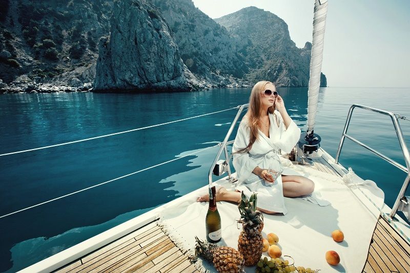 Postulez pour devenir testeur d'hôtels de luxe, d'îles privées et de yachts et gagnez 85 000€ par an ! | So Busy Girls