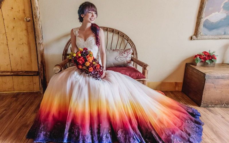 Ces robes de mariée tie and dye vont vous donner envie de vous marier en couleurs | So Busy Girls