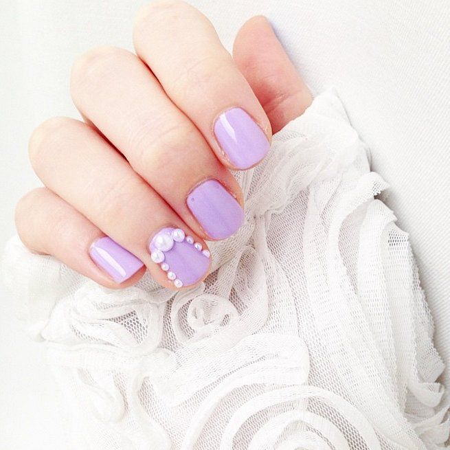 Vernis violet clair et perles blanches | So Busy Girls