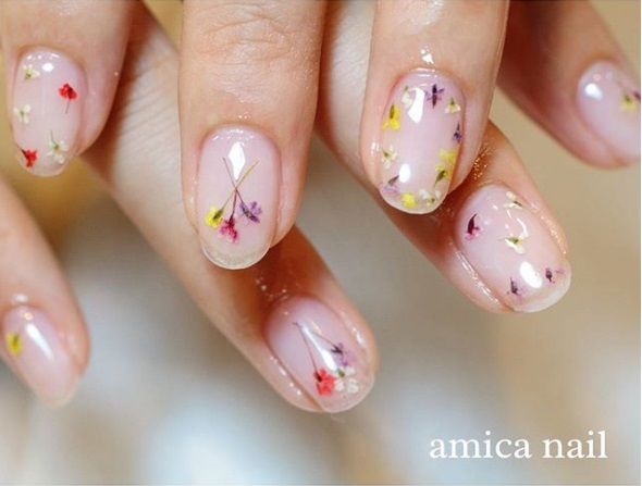 La dernière tendance nail art avec des fleurs séchées est parfaite pour toutes celles qui veulent prolonger l'été | So Busy Girls