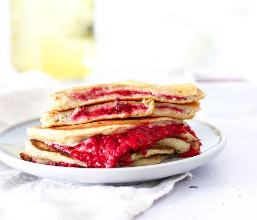 La recette de pancakes fourrés à la framboise, à la banane et au skyr | So Busy Girls