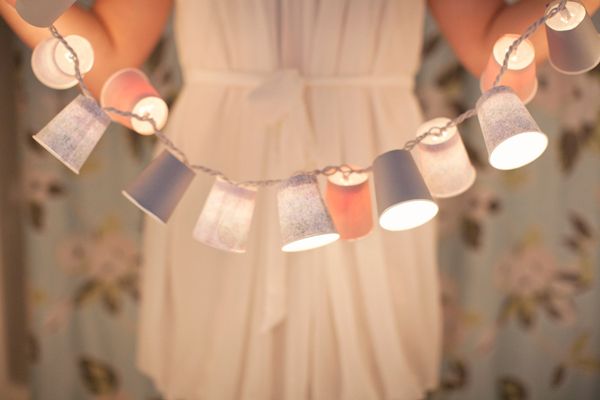 DIY : comment créer votre propre guirlande lumineuse avec des gobelets en carton | So Busy Girls