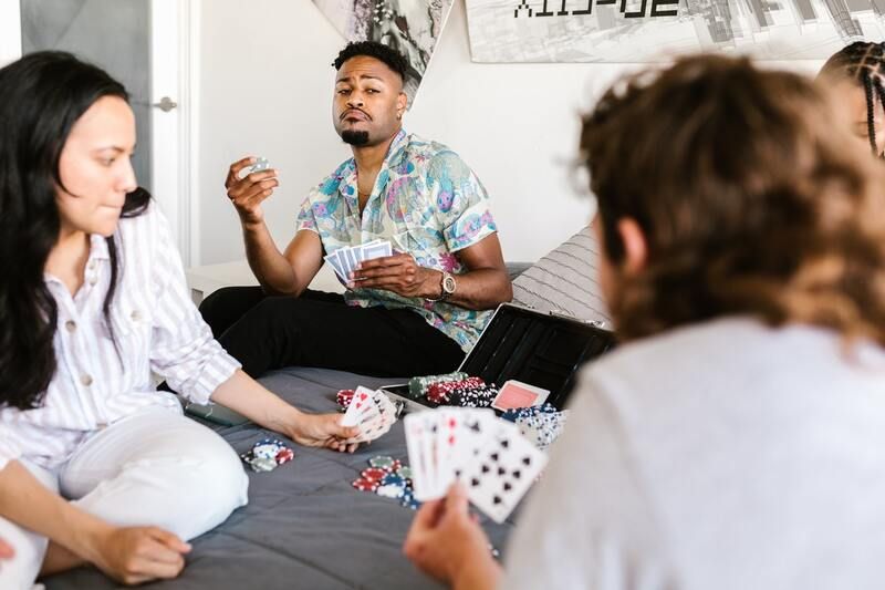 Les jeux de cartes, un divertissement toujours plus populaire | So Busy Girls