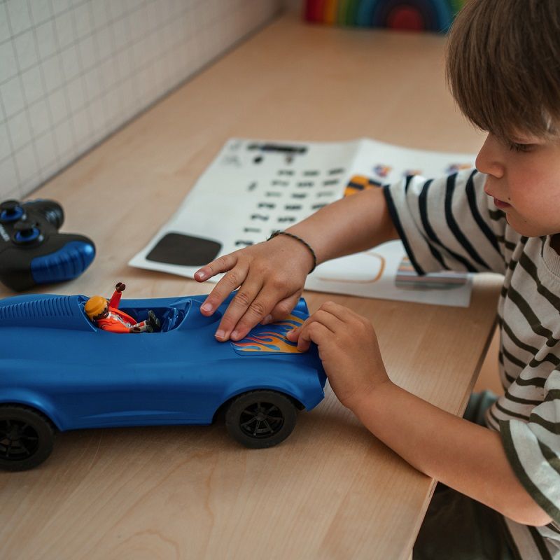 On a testé pour vous la KIDYCAR, la voiture radiocommandée personnalisable qui fait le bonheur des petits pilotes dès 5 ans ! | So Busy Girls
