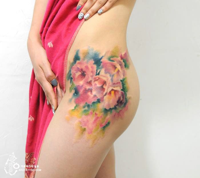 11 tatouages fleuris qui imitent des peintures à l'aquarelle sur la peau | So Busy Girls