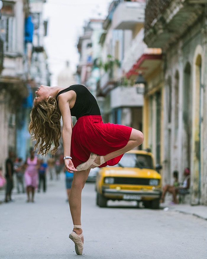 Des danseurs de ballet dansent dans les rues de Cuba | So Busy Girls