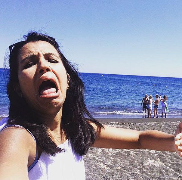 Cette femme se retrouve seule en voyage de noces parce que son mari n'a pas pu partir et poste des photos solos hilarantes | So Busy Girls