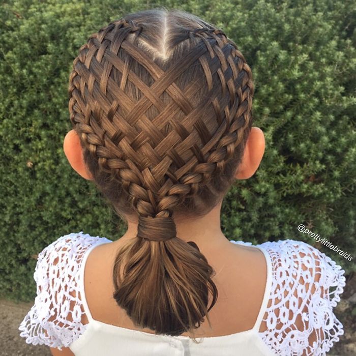 Cette maman fait des tresses impressionnantes et complexes à sa fille tous les matins avant d'aller à l'école | So Busy Girls